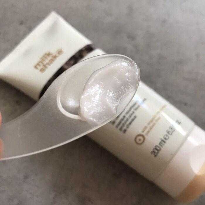 sredstvo-dlya-pitaniya-i-uvlazhneniya-volos-milk-shake-integrity-intensive-treatment-kupit--3-700x700